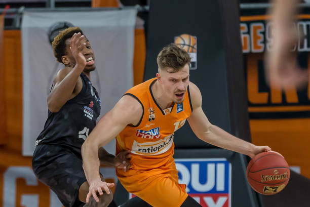 连续击败两 连续击败两